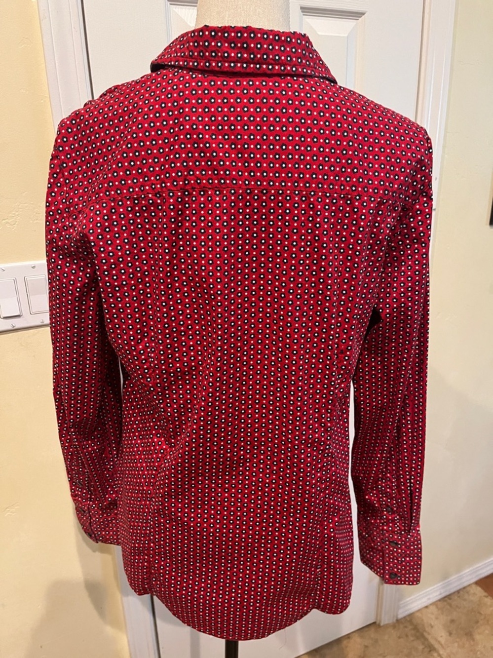 Tommy Hilfiger Women’s Red Floral-Print Stretch Button-Down Shirt - Picture 7 of 7